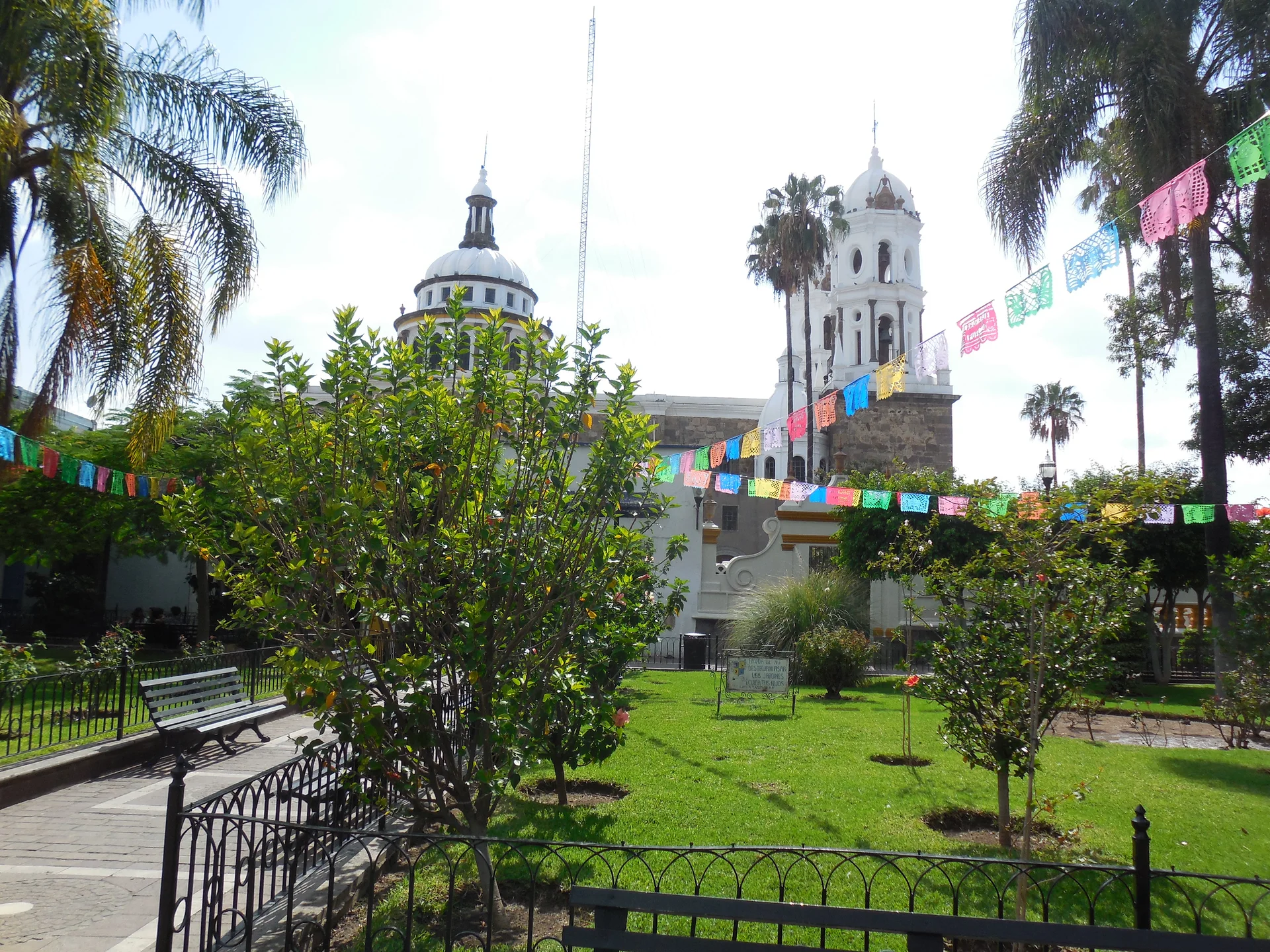 Église de Tlaquepaque Église de Tlaquepaque — Paroisse San Pedro (Mexique)