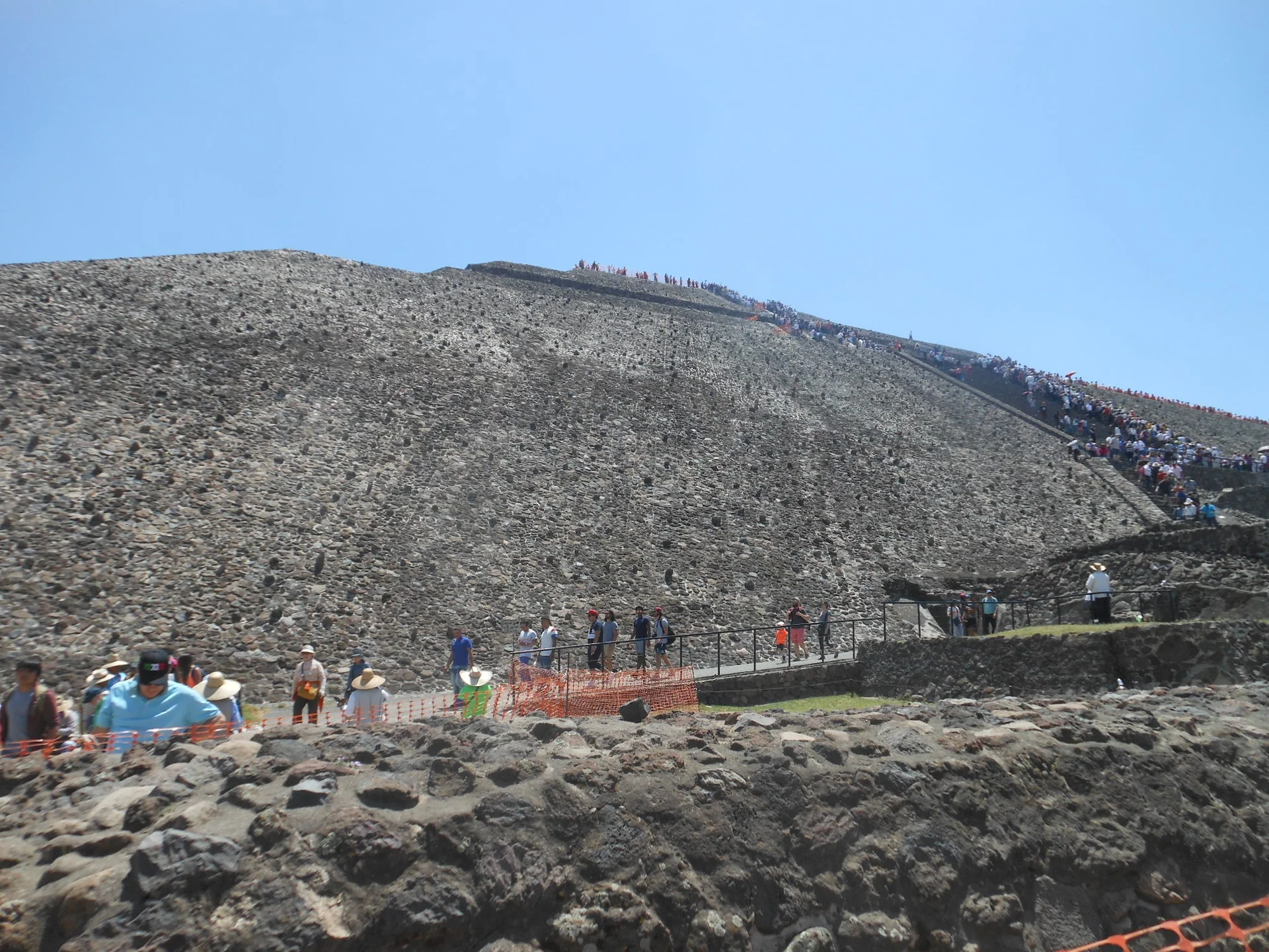 Au pied du Temple du Soleil — Site archéologique de Teotihuacan (Mexique)
