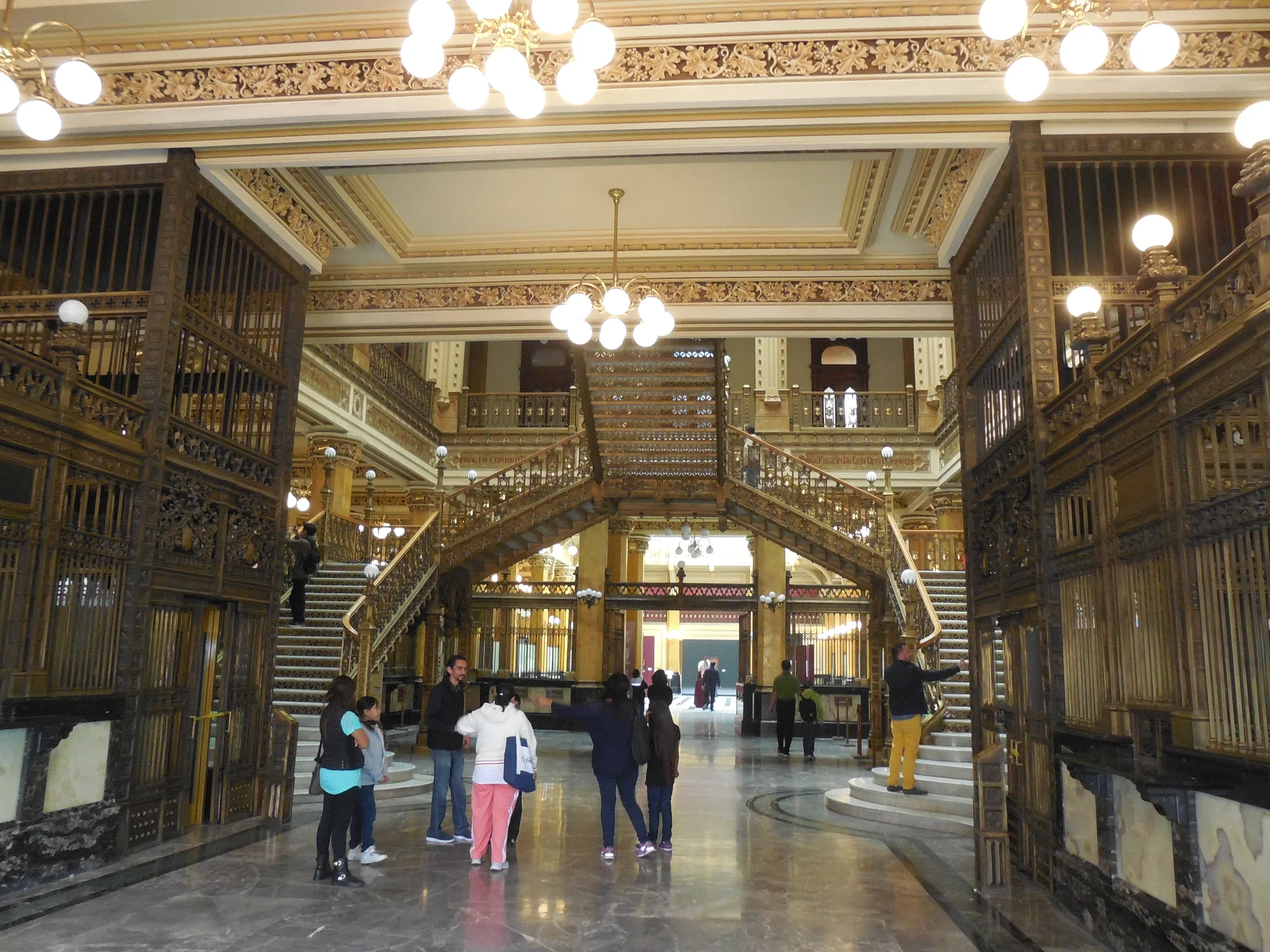 L'intérieur de la Poste L'intérieur de la Poste — Musée et bibliothèque du Palacio Postal (Mexique)