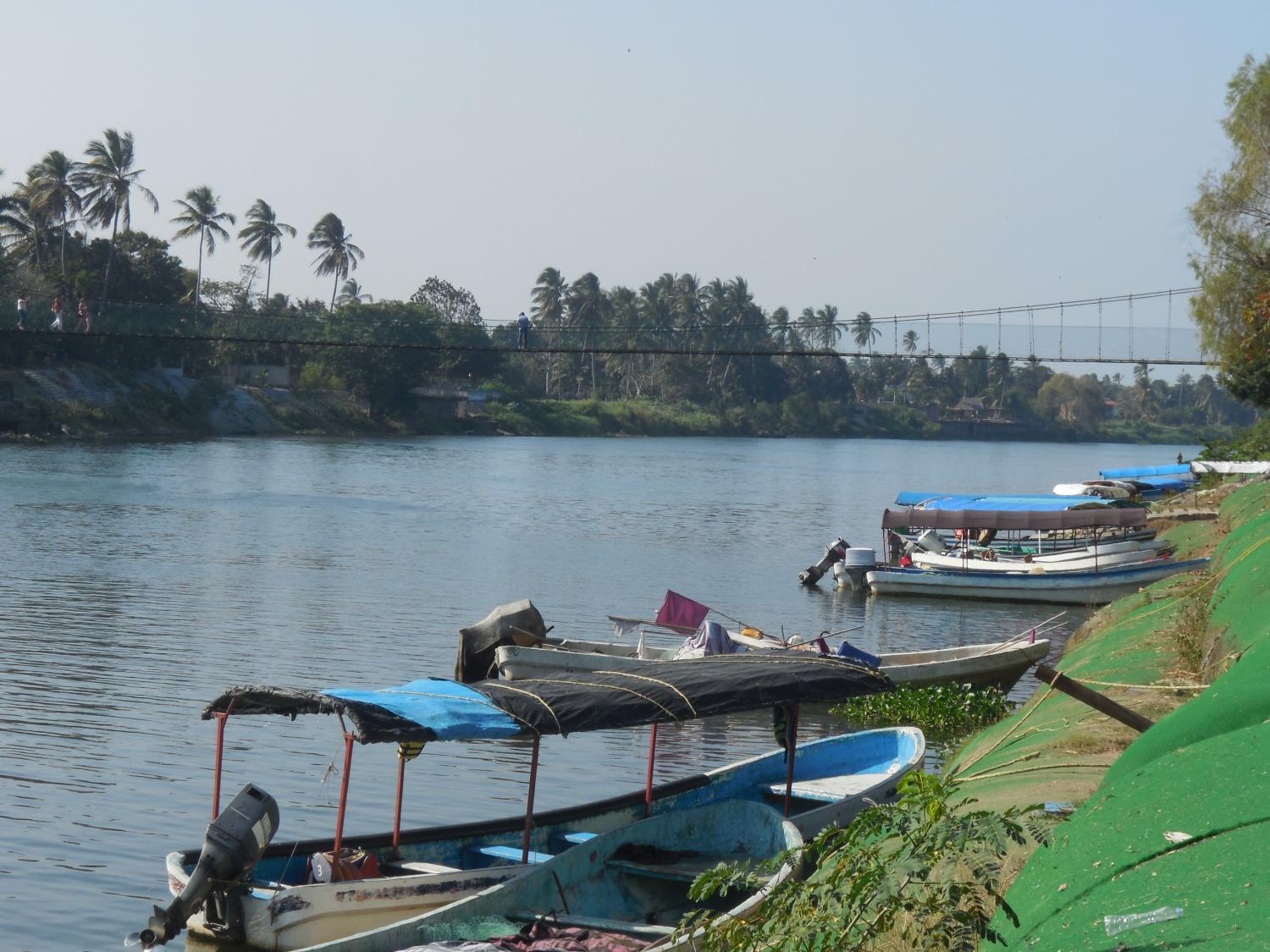 Le pont suspendu sur le fleuve Antigua