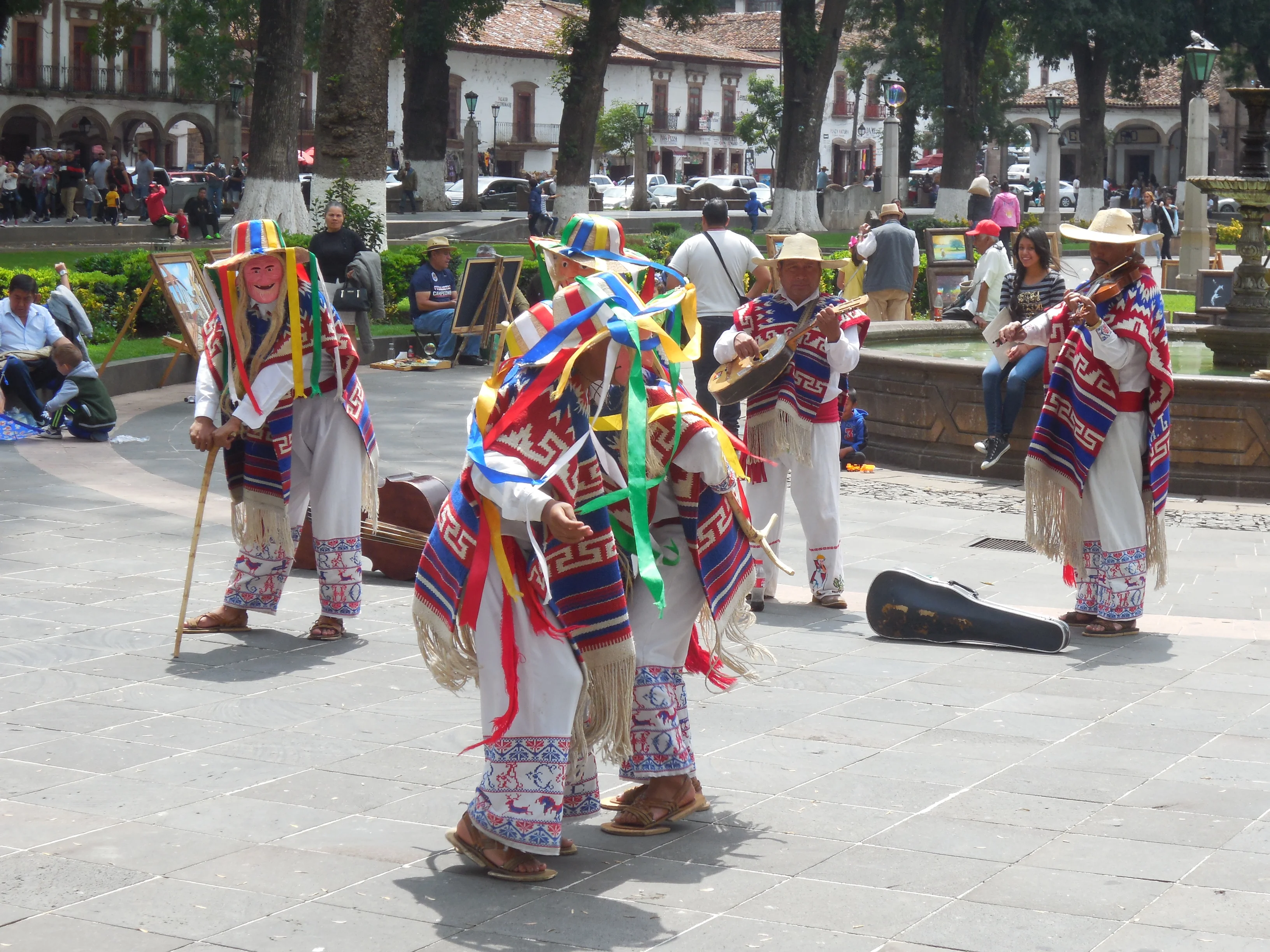 Les danseurs sont chaussés de sandales en bois et frappent le sol de leurs pieds, pendant qu'un violon entonne une musique rythmée