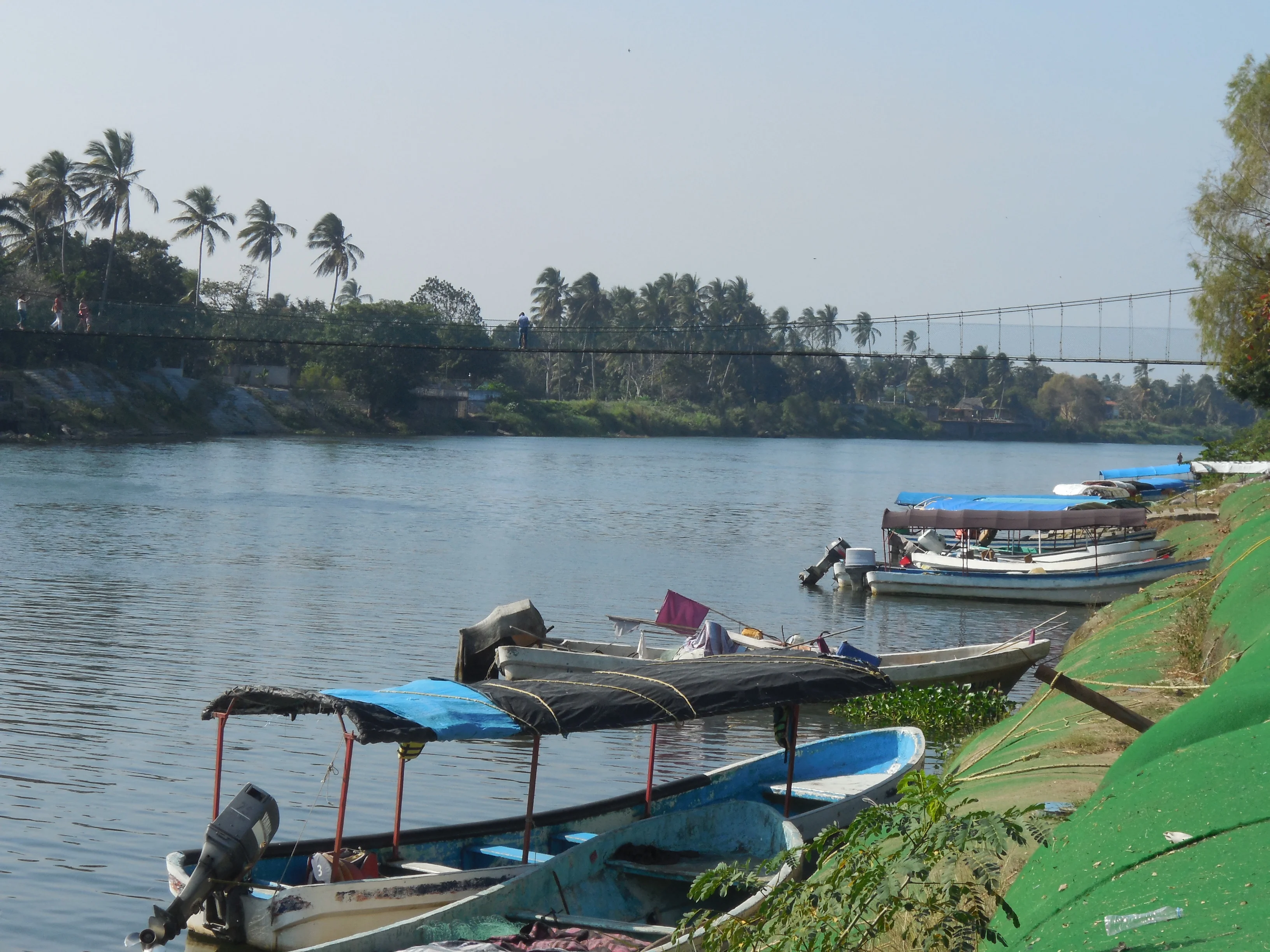 Le pont suspendu sur le fleuve Antigua