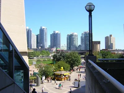 Au pied de la tour CN