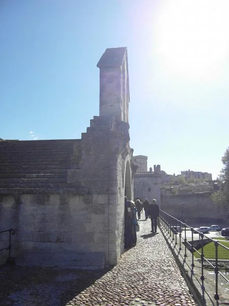 A mi-chemin sur pont d'Avignon — Pont Saint-Bénezet (France)