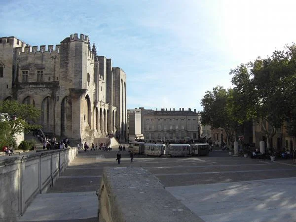 Place animée d'Avignon — Palais des Papes (France)