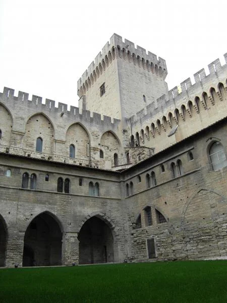 L'une des tour du palais — Palais des Papes (France)