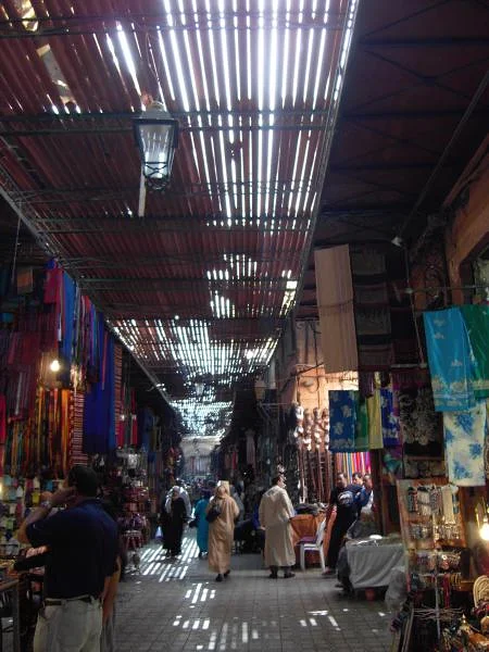 Allée couverte du souk — Place Jamaa El Fna (Maroc)