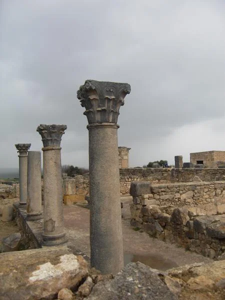 Piliers debout — Site archéologique de Volubilis (Maroc)