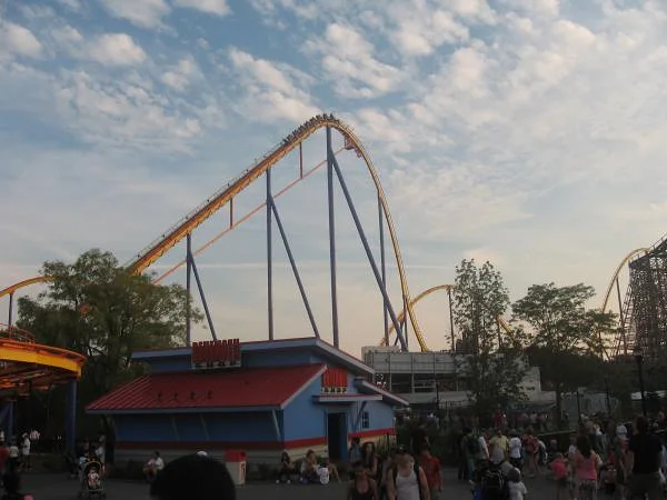 Attraction Behemot — Canada's Wonderland (Canada)