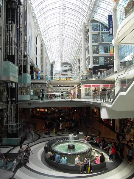 Un mall canadien — Centre Eaton Toronto (Canada)