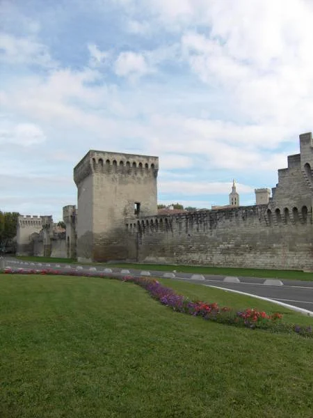 Sur les traces des remparts Sur les traces des remparts — Avignon (France)
