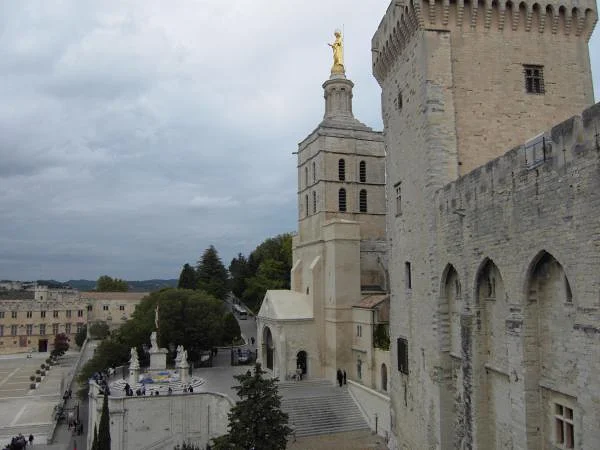 Vue surélevée cathédrale des Doms Vue surélevée cathédrale des Doms — Cathédrale d'Avignon (France)