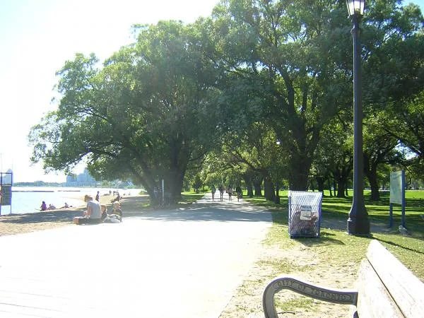 Aux abords du Lac Ontario Aux abords du Lac Ontario — Toronto (Canada)