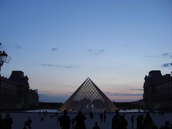 Crépuscule sur la cour Napoléon et le Louvre