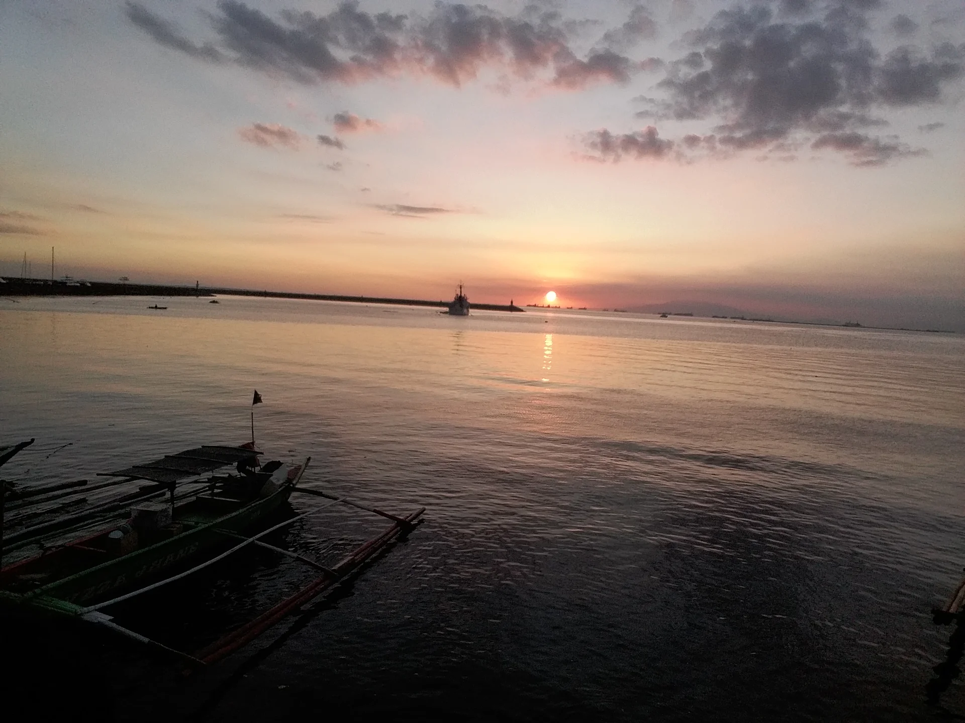 The sun gooes down (Philippines)