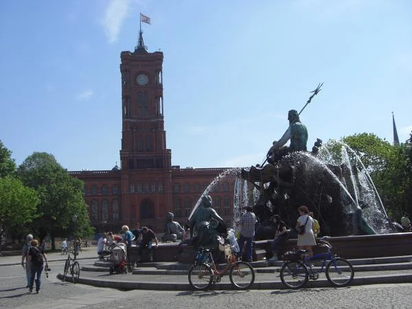 La Fontaine Neptune et l'hotel de ville La Fontaine Neptune et l'hotel de ville — Berlin (Allemagne)