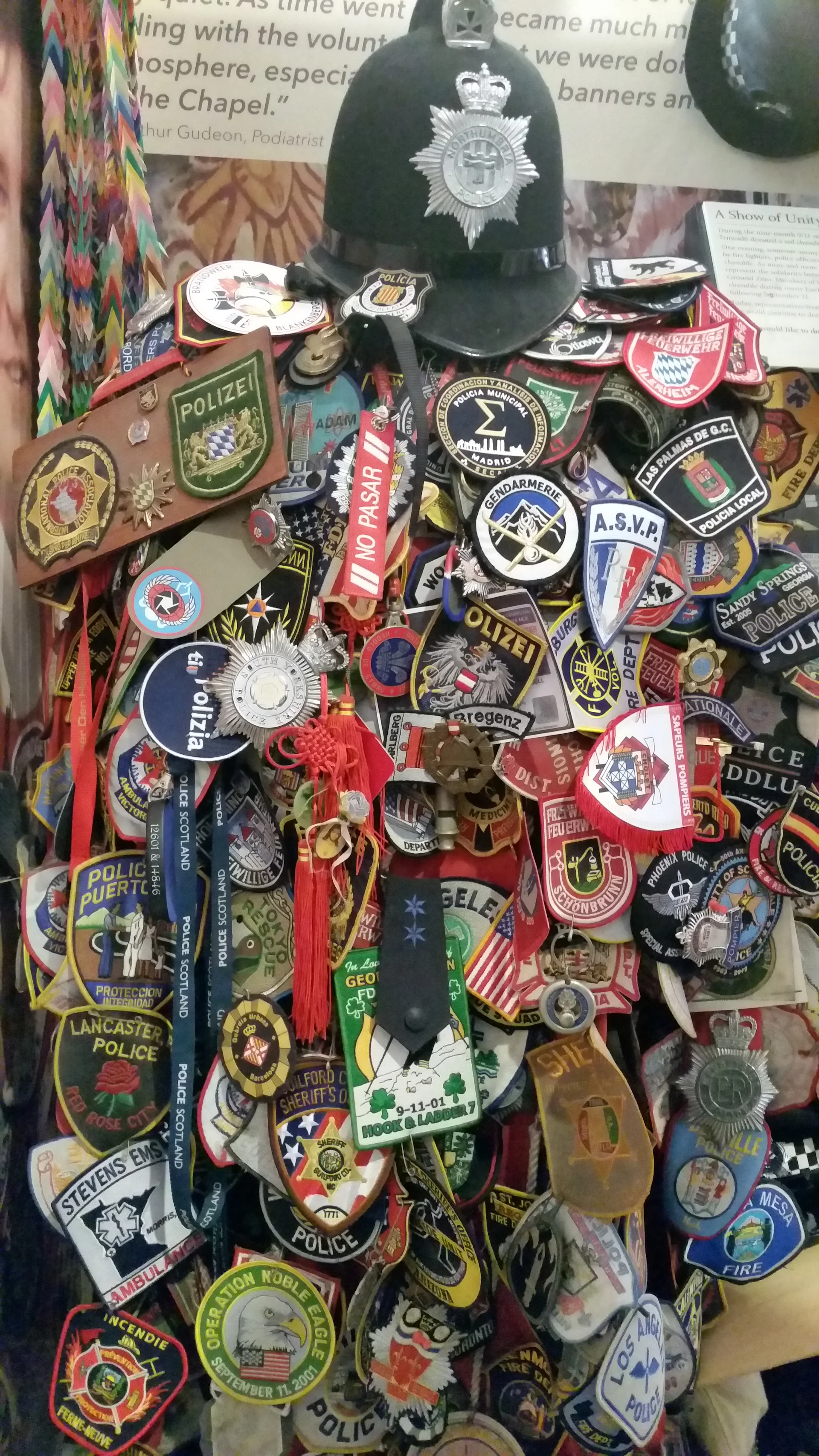 Badges de police dans une église Badges de police dans une église — New-York (Etats-Unis)