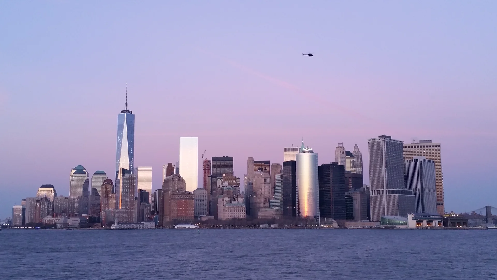 Crépuscule sur Manhattan Crépuscule sur Manhattan — One World Trade Center (Etats-Unis)