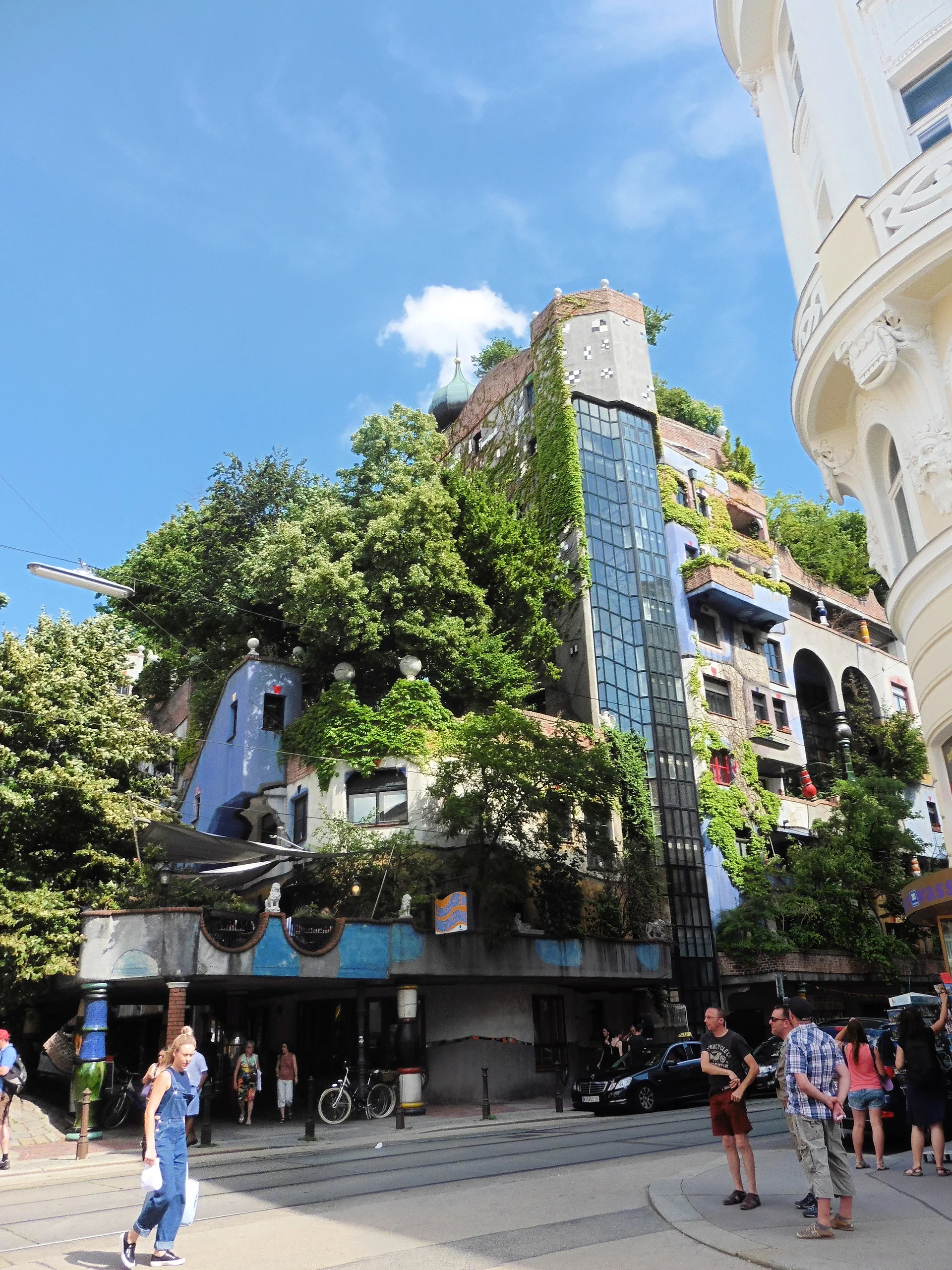La Hundertwasser Haus La Hundertwasser Haus — Maison Hundertwasser (Autriche)