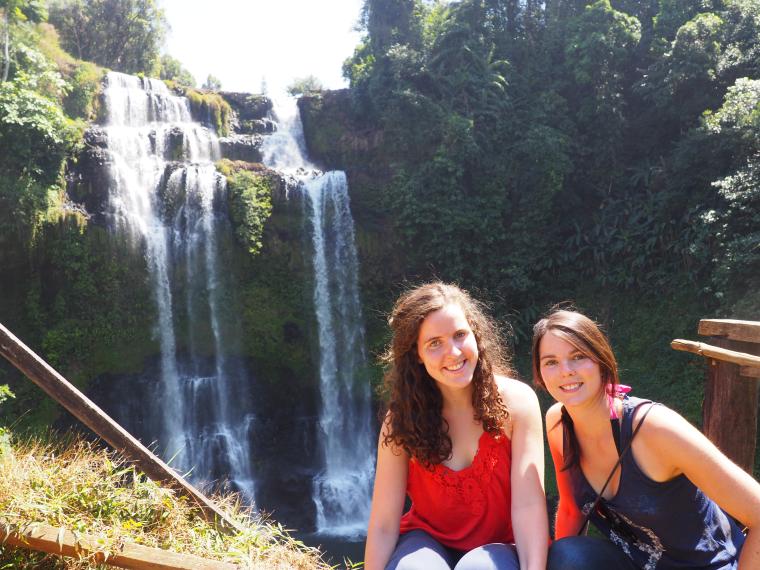 Les Bolovens en moto, avec Marion & Maylis, les 2 pilotes!