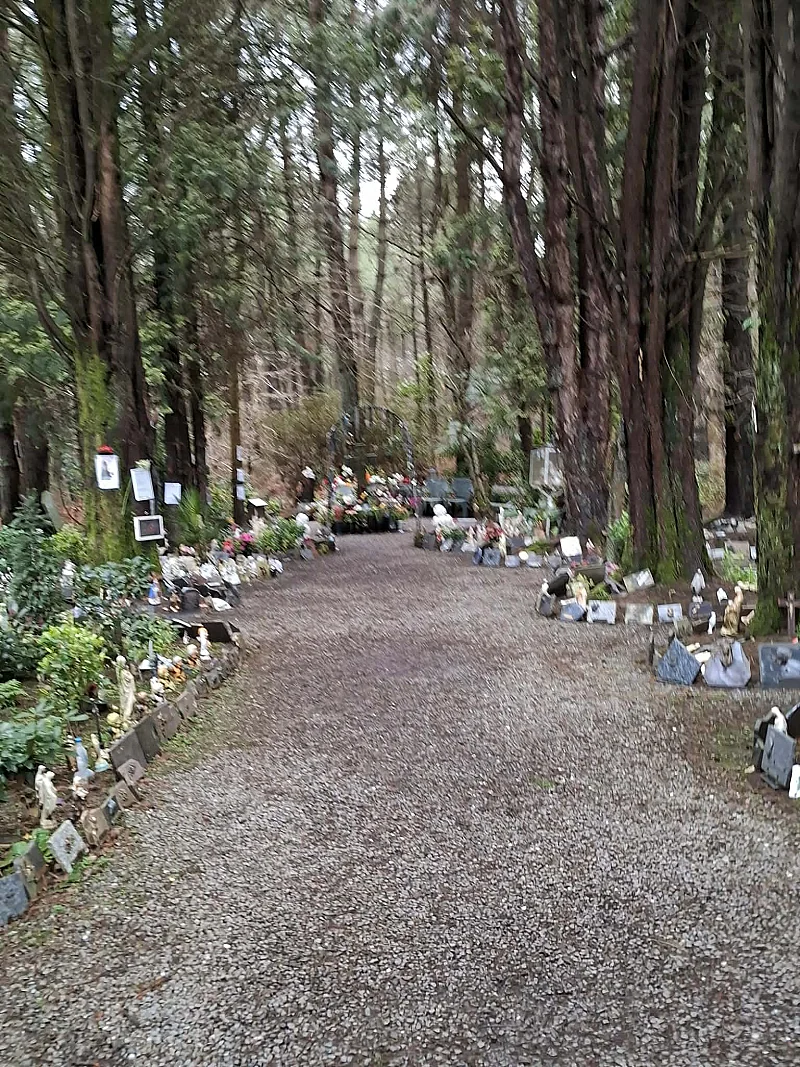 L'allée menant à la tombe de Saint Léonard
