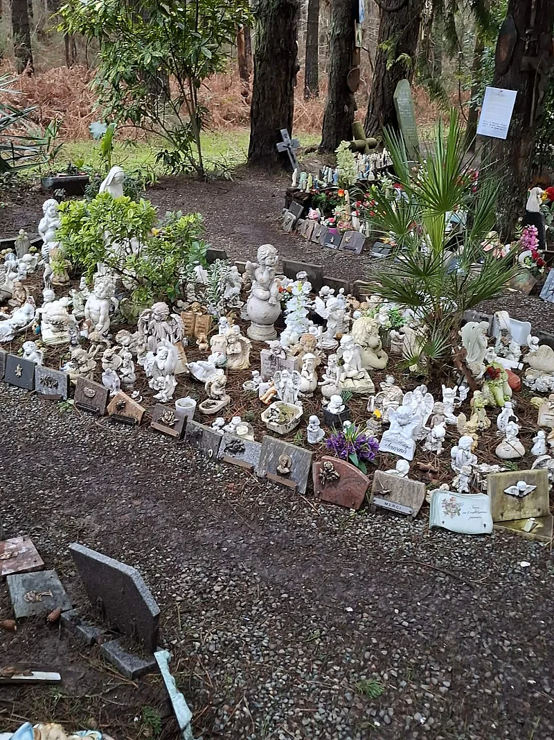 De petites statuettes sur le chemin du tombeau