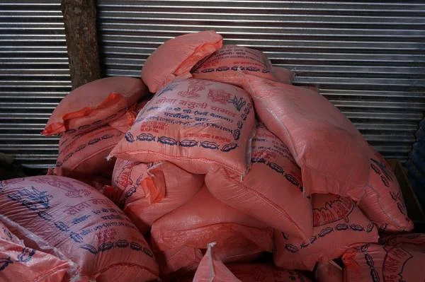Des sacs de nourriture (Népal)