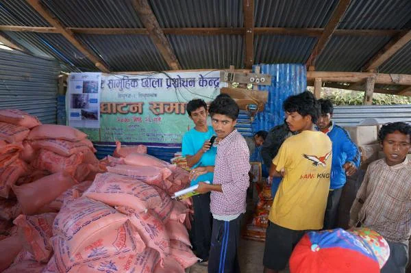 Distribution de l'aide d'urgence à Sindhukot (Népal)