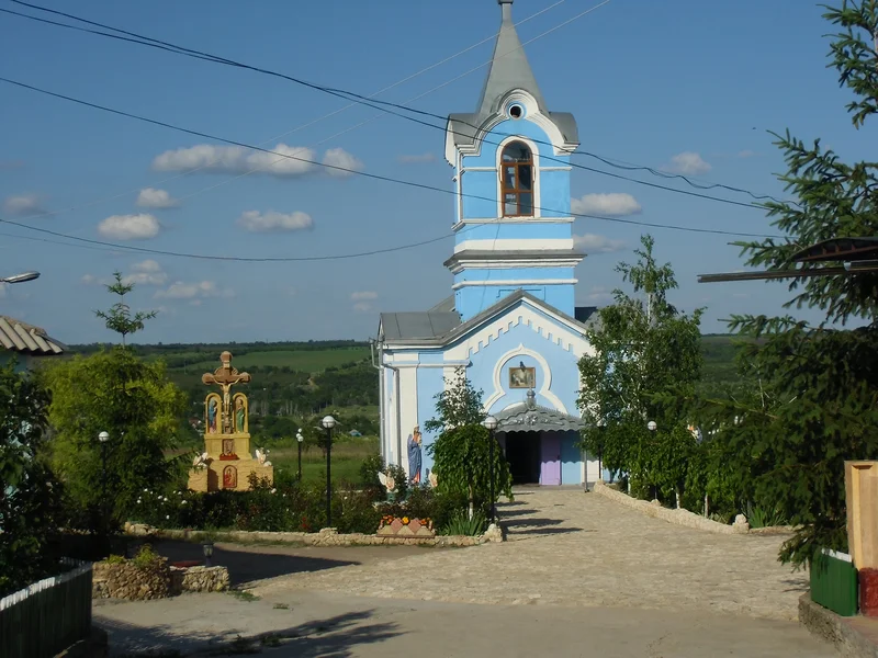 monastère orthodoxe au milieu des montagnes