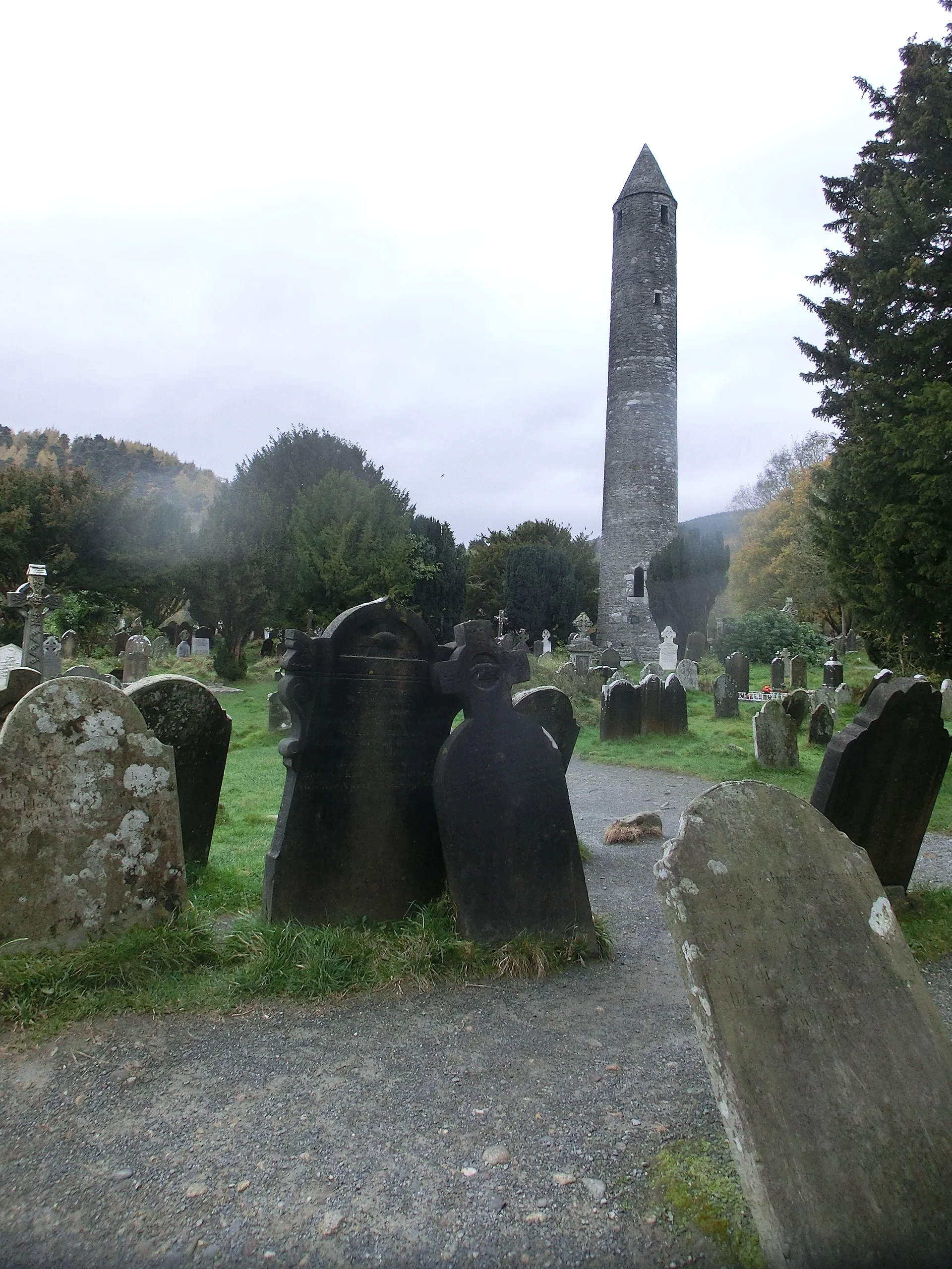La tour ronde et le cimetière de Glendalough — Tour de Glendalough (Irlande du Sud)