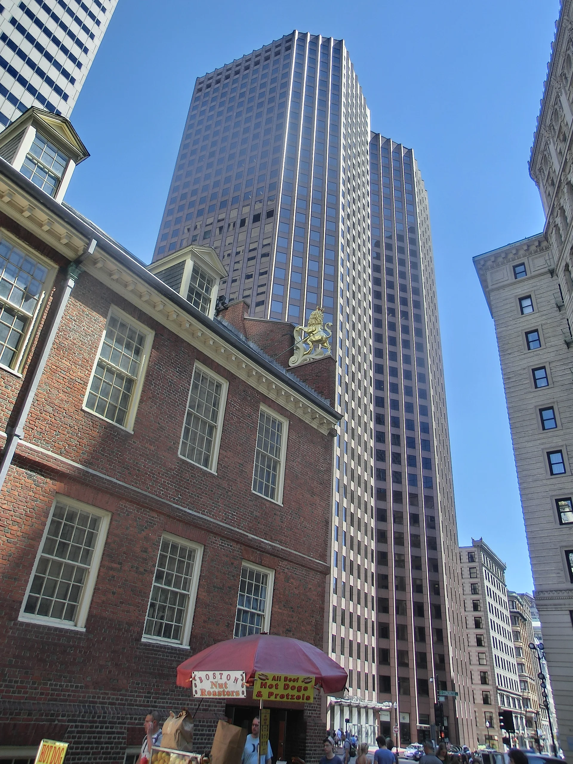 Gratte ciel et maison — Boston (Etats-Unis)