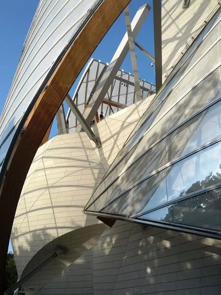Des voiles en verre, métal et bois — Musée de la Fondation Louis-Vuitton (France)