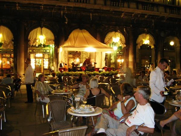 Piazza San Marco: les cafés — Place Saint-Marc (Italie)