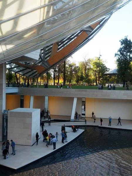 La cour inférieure La cour inférieure — Musée de la Fondation Louis-Vuitton (France)