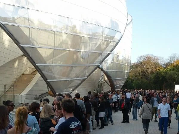 File d'attente à l'entrée File d'attente à l'entrée — Musée de la Fondation Louis-Vuitton (France)