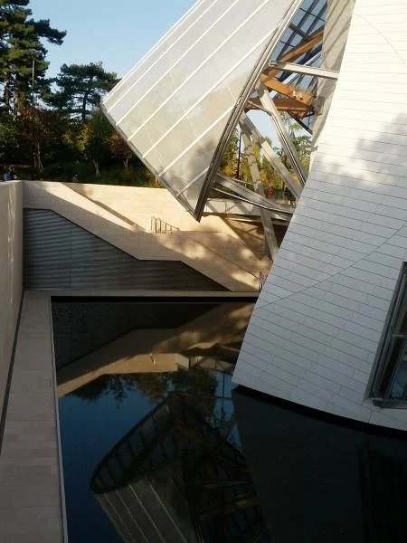 Miroire d'eau de la Fondation LVMH Miroire d'eau de la Fondation LVMH — Musée de la Fondation Louis-Vuitton (France)
