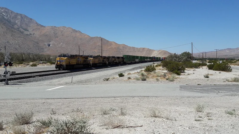 Train de containers en direction de l'Est — Palm Springs (Etats-Unis)