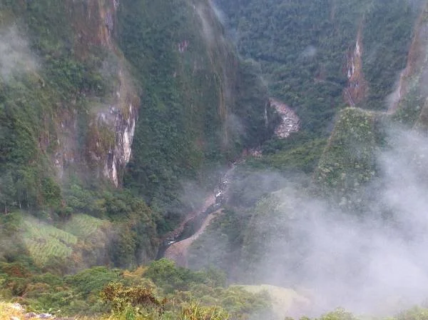 Notre voie d'arrivée, si loin là-bas... — Machu Picchu (Pérou)