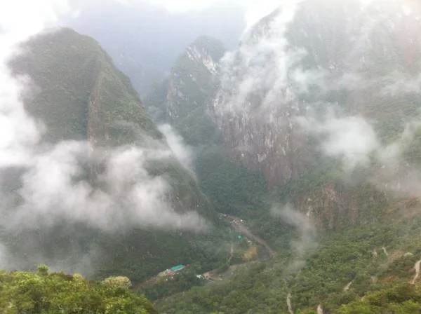 Brumes dans la vallée Brumes dans la vallée — Machu Picchu (Pérou)
