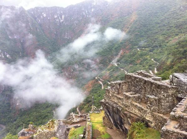 Temple et brumes Temple et brumes — Machu Picchu (Pérou)