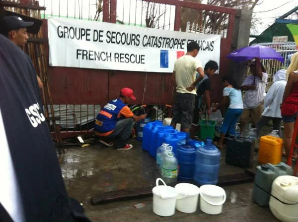 Distribution de jerricans d'eau 