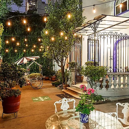 Patio d'entrée illuminé – Hotel Casa González à Mexico