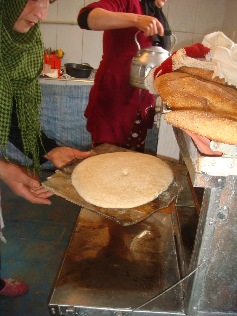 cuisson du pain à la maison avec un four amélioré — Chefchaouen (Maroc)