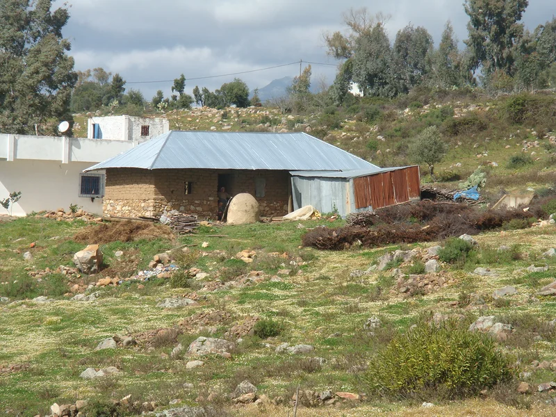 un four à pain traditionnel devant la maison au village — Chefchaouen (Maroc)