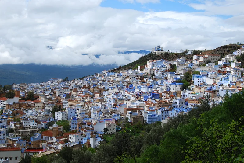 Chefchaouen, bleue dans un écrin de verdure