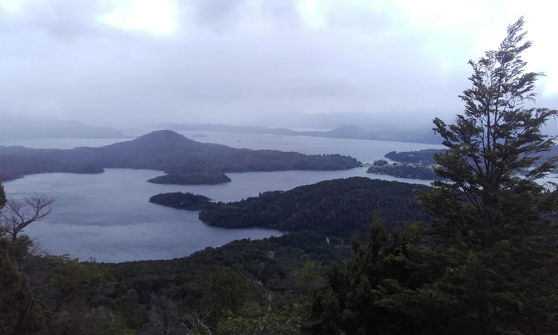 Lacs et îles (Argentine)