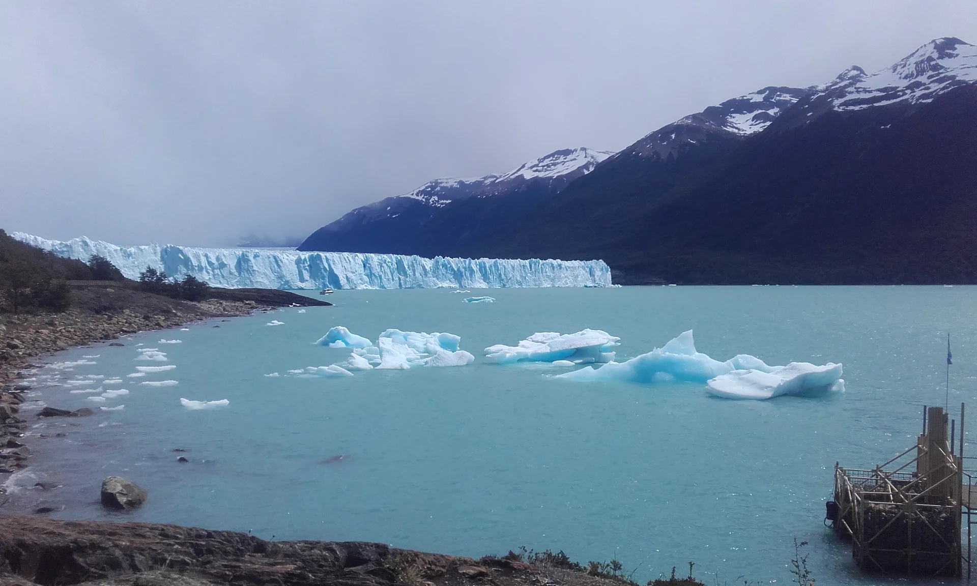 On s'approche du glacier (Argentine)