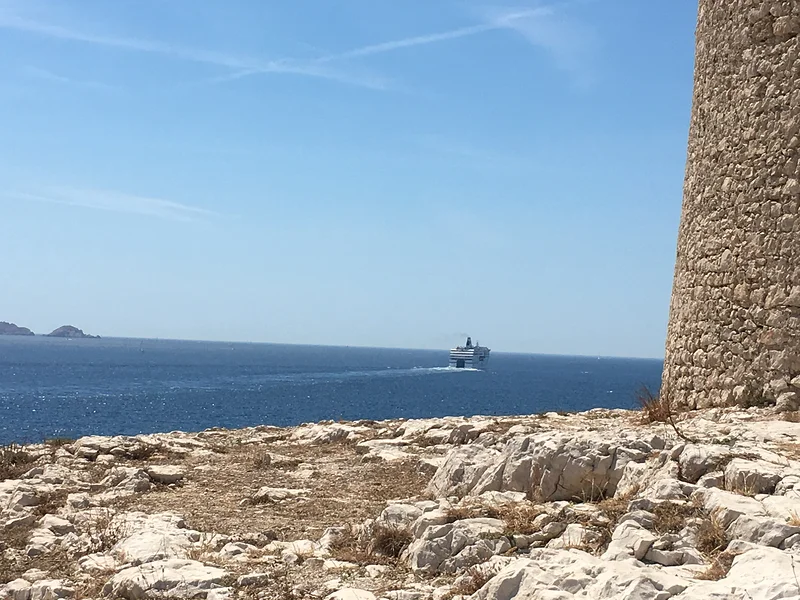 Au pied des remparts — Marseille (France)