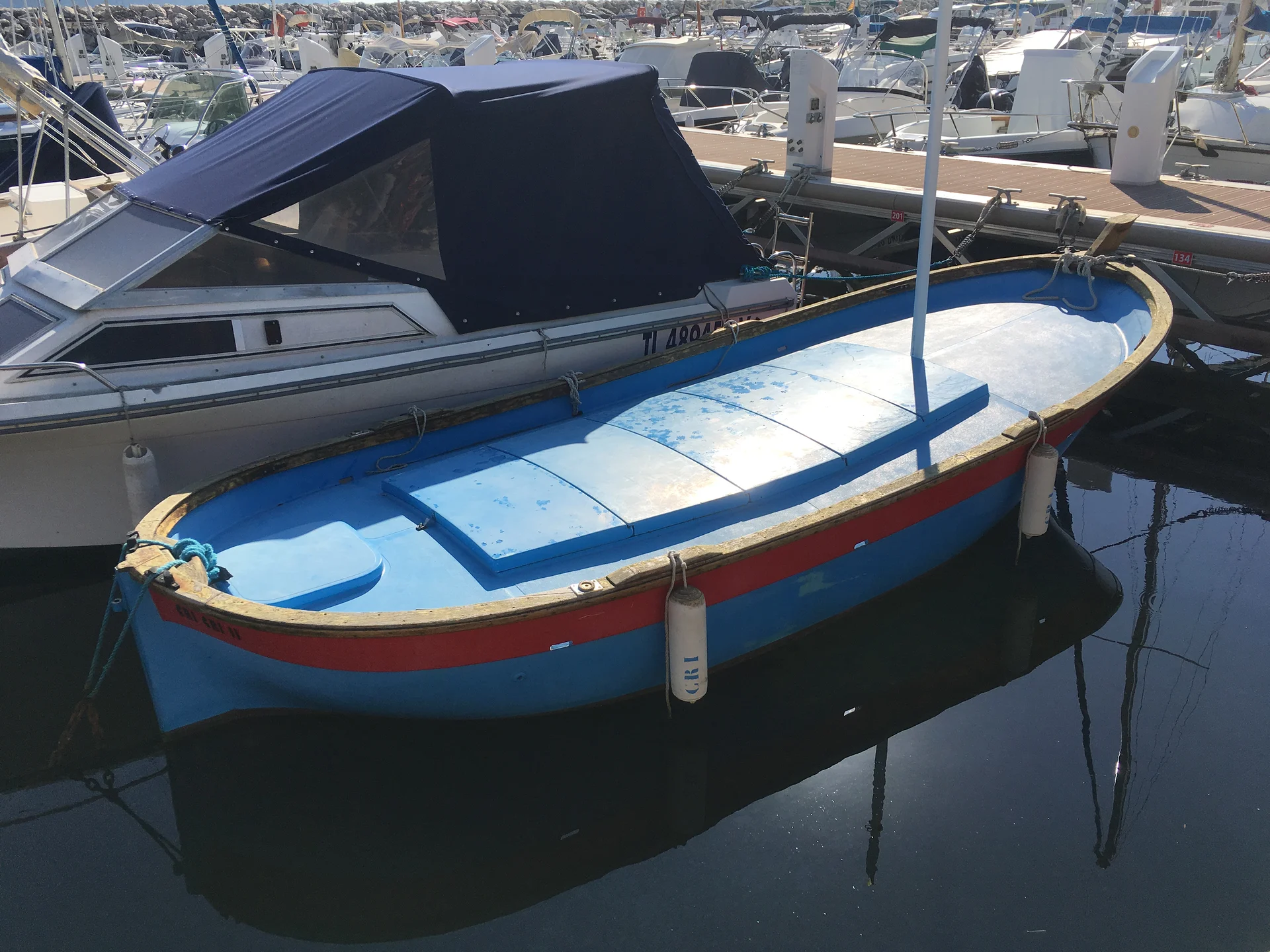 Une barque traditionnelle Une barque traditionnelle — Nouveau Port des Lecques (France)