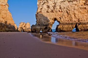 Falaises percées par les vagues